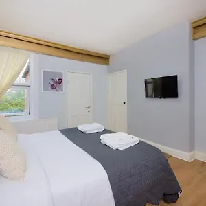 ideal-abode-close-to-city-spacious-4-bed-with-ensuite.hotelsin-chester.com/
