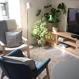 apt-contemporary-city-studio-2-minutes-from-station.hotelsaberdeenuk.com/
